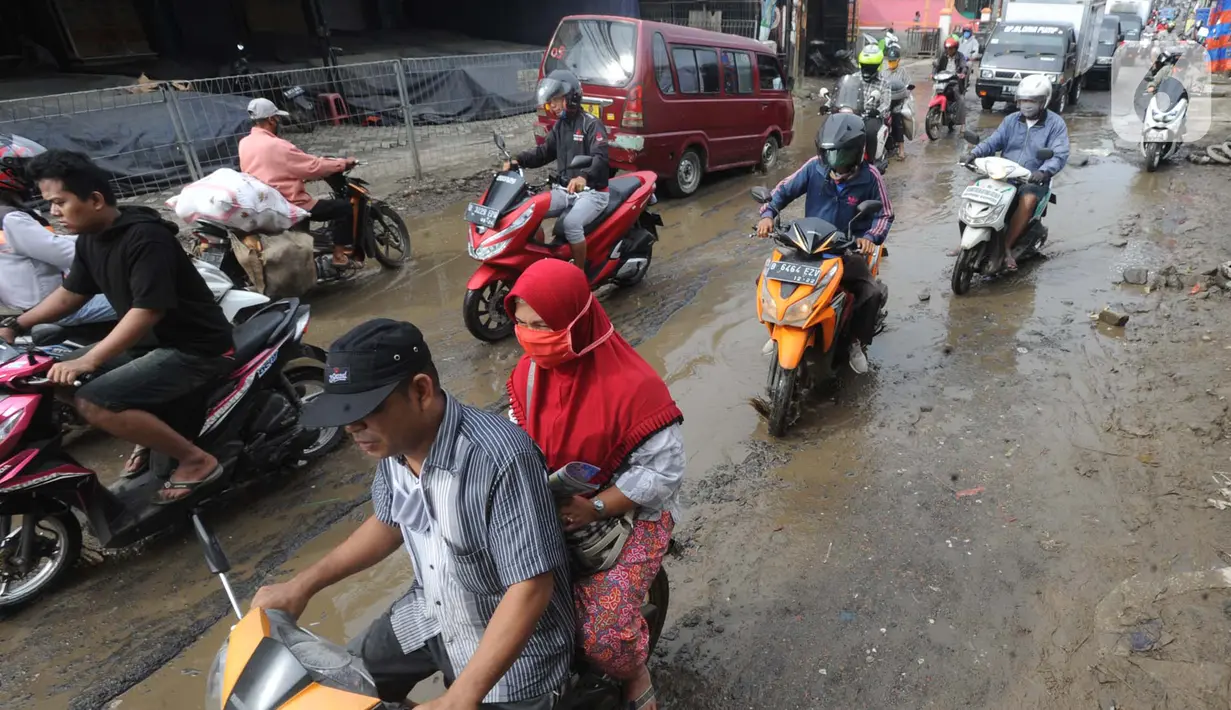 Pengendara motor menghindari lubang yang cukup dalam akibat jalan yang rusak di Jalan Raya Bojonggede, Bogor Senin (11/5/2020). Beberapa titik jalan yang menghubungkan Citayam Depok - Bojonggede Bogor mengalami kerusakan yang cukup parah sejak tiga bulan terakhir. (merdeka.com/Arie Basuki)