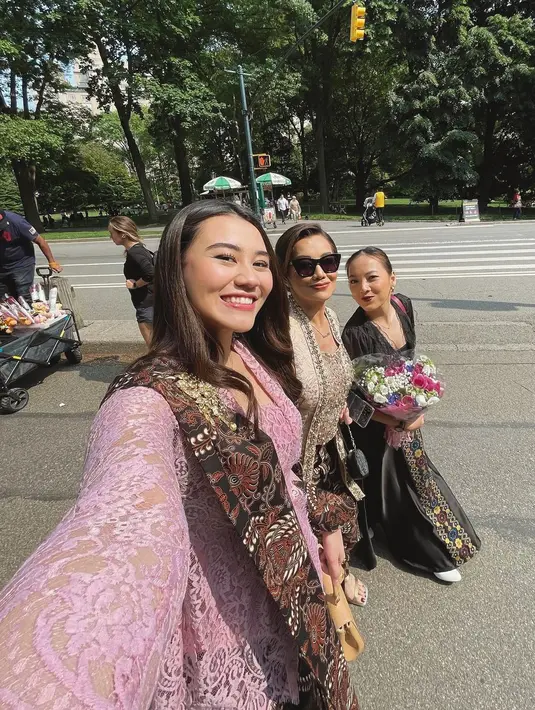 Reza bersama putri bungsu, Aaliyah Massaid pun langsung terbang ke Amerika untuk menghadiri wisuda Zahwa. [Foto: IG/rezaartameviaofficial].