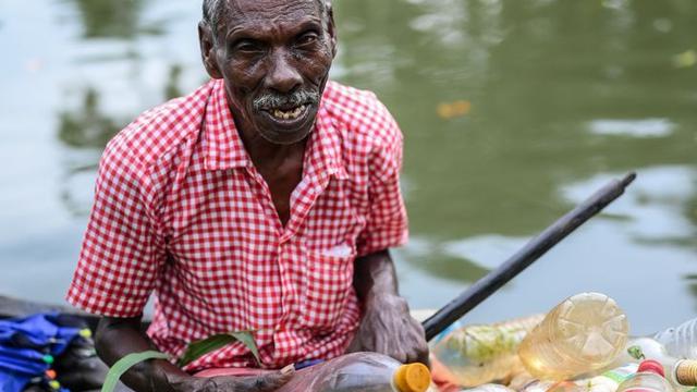 Pria Disabilitas Bersihkan Sampah di Sungai Selama Bertahun-tahun Pakai Perahu, Kisahnya Viral