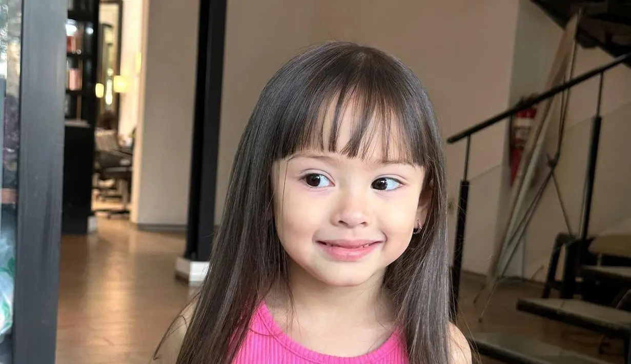 Ia juga melempar senyum manis dengan gayanya yang lucu. Tampaknya putri Yasmine dan Abi Yapto ini cukup ekspresif ya. [Instagram/yaswildblood]