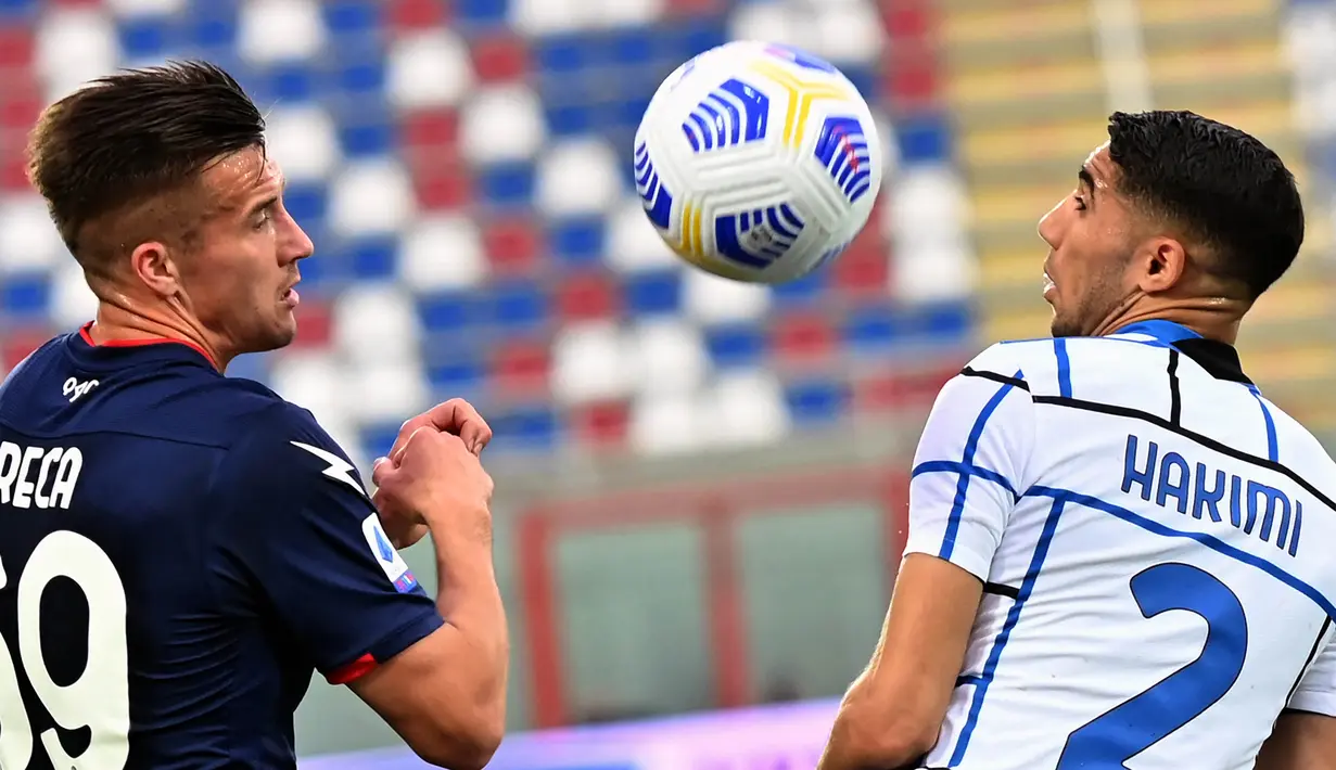 Inter Milan terus melancarkan serangan, adapun Crotone lebih banyak bertahan dengan sesekali berupaya mencetak gol lewat serangan balik. Namun hingga babak pertama berakhir, skor 0-0 tetap bertahan. (Foto: AFP/Giovanni Isolino)