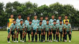 17 pemain Korea-Korea Selecao berfoto bersama sebelum melakukan laga uji coba melawan Akademi Sepak Bola Intinusa Olah Prima (ASIOP) di Lapangan Sutasoma, Halim, Jakarta Timur, Selasa (18/11/2024). (Bola.com/Bagaskara Lazuardi)