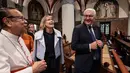Presiden Jerman Frank-Walter Steinmeier (kanan) dan Ibu Negara Elke Buedenbender (tengah) dipandu oleh Kardinal Ignatius Suharyo Hardjoatmodjo, Uskup Agung Jakarta, saat berkunjung ke Katedral Jakarta, Senin 15 Juni 2026. (Yasuyoshi Chiba/AFP)