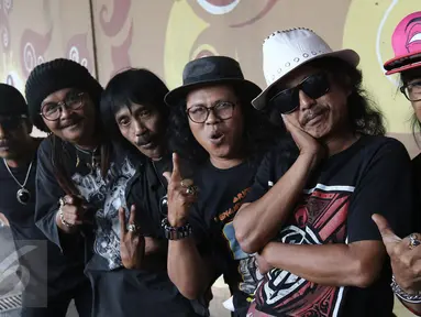 Grup musik Orkes Melayu Pengantar Minum Racun (OM PMR) berpose saat peluncuran single terbarunya yang berjudul "Too Long To Be Alone" di Jakarta, Rabu (15/3). (Liputan6.com/Herman Zaharia)