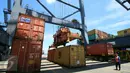 Pekerja saat bongkar muat di Pelabuhan Tanjung Priok, Jakarta, Kamis (23/3). Sementara dibanding Februari 2016  nilai ekspor Indonesia meningkat 11,16 persen. (Liputan6.com/Angga Yuniar)