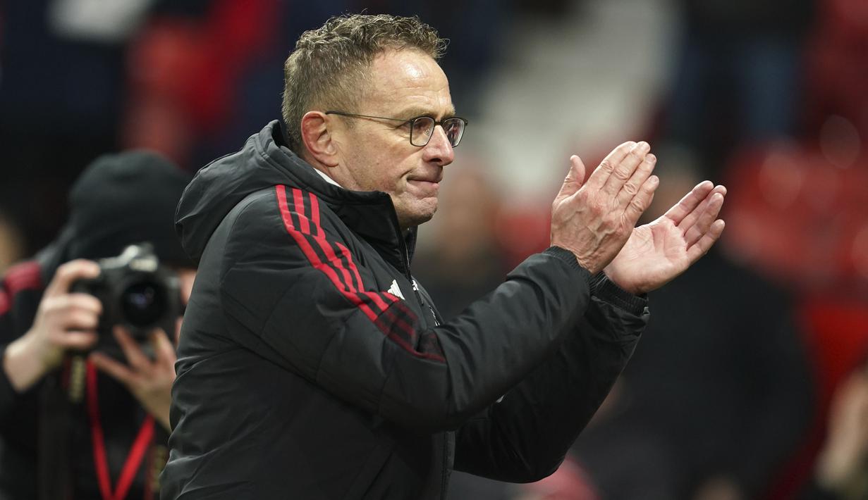 Pada laga tersebut terdapat sebuah catatan manis bagi sang menajer baru. Rangnick menjadi juru taktik Jerman pertama yang sukses raih kemenangan pada debutnya di Liga Inggris. (AP/Jon Super)