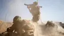 Pasukan Khusus Irak bersiap melepaskan roket ke arah pasukan ISIS di selatan Mosul, Irak, Sabtu (29/10). Pasukan Khusus Irak terus menggempur ISIS yang menguasai kota Mosul. (REUTERS)