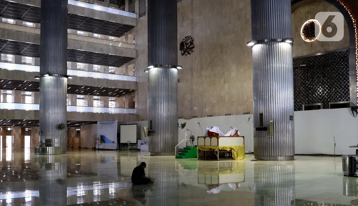 Pekerja proyek revitalisasi usai melaksanakan salat di Masjid Istiqlal, Jakarta, Jumat (24/4/2020). Guna mencegah penularan dan penyebaran virus Covid-19, pihak pengelola Masjid Istiqlal Jakarta meniadakan sementara seluruh rangkaian kegiatan ibadah Ramadan. (Liputan6.com/Helmi Fithriansyah)