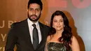 Seperti yang dilansir dari Bollywoodlife.com, banyak warganet yang menyebut Abhishek Bachchan sebagai pengecut karena masih satu rumah dengan orangtuanya. (Foto: geo.tv)