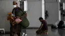 Seorang umat muslim dengan mengenakan masker membawa barang-barangnya saat tiba untuk beritikaf di Masjid Agung Faisal di Islamabad, Pakistan, Kamis (14/5/2020). Itikaf adalah berdiam diri di masjid untuk mendekatkan diri kepada Allah swt pada sepuluh hari terakhir bulan Ramadan (Aamir QURESHI /AFP)