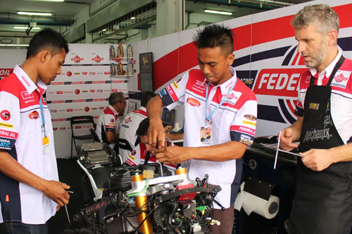 Cerita Mekanik Asal Bali Bongkar Motor Balap Moto2 Tim Gresini