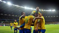 Pemain Brasil Dani Alves memeluk rekan-rekannya setelah Gabriel Jesus mencetak gol ke gawang Argentina saat semifinal Copa America 2019 di Stadion Mineirao, Belo Horizonte, Brasil, Selasa (2/7/2019). Brasil lolos ke final Copa America 2019 setelah menghajar Argentina 2-0. (AP Photo/Eugenio Savio)