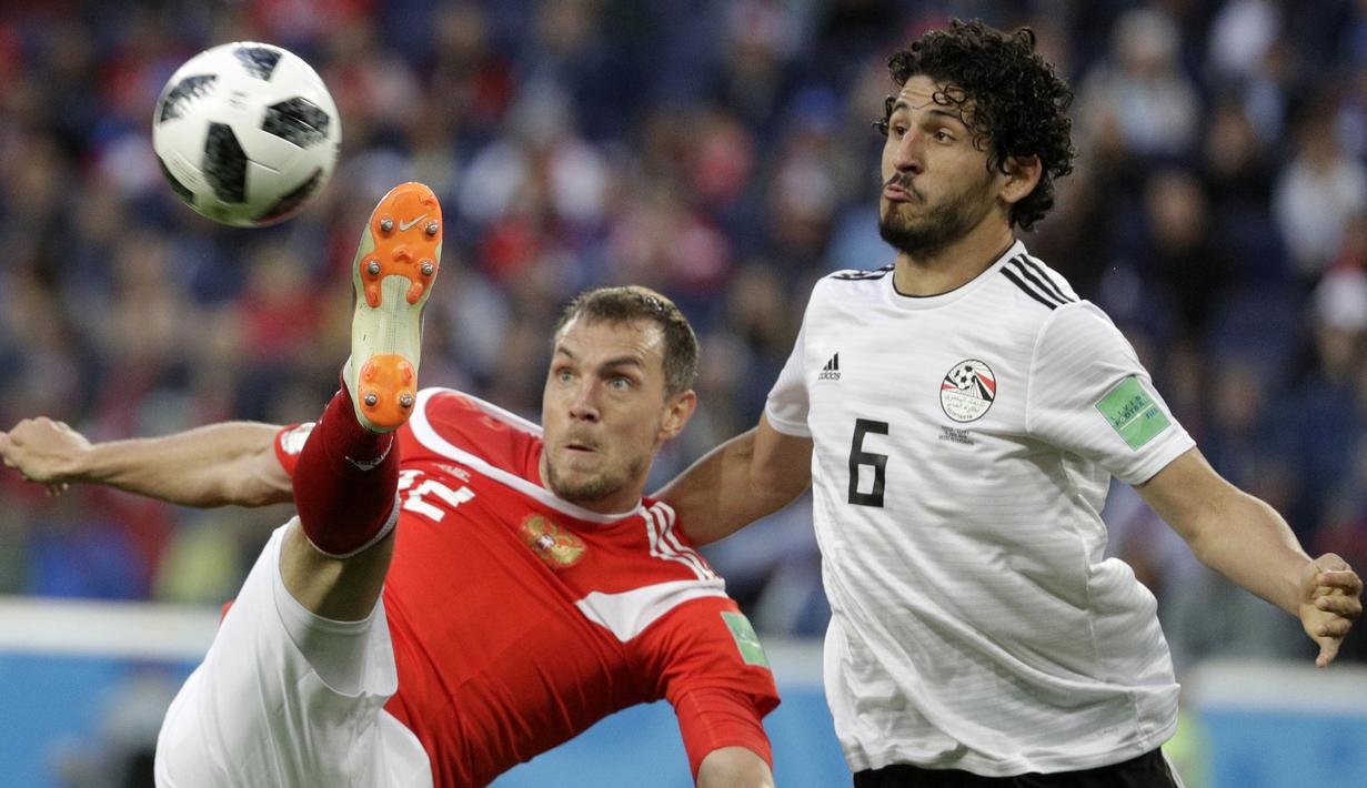 Striker Rusia, Artyom Dzyuba, berusaha melepaskan tendangan saat melawan Mesir pada laga Grup A Piala Dunia di Stadion Krestovsky, St Petersburg, Selasa (19/6/2018). Rusia menang 3-1 atas Mesir. (AP/Gregorio Borgia)