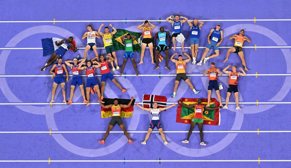 Foto menunjukkan Leo Neugebauer dari Jerman (kiri-bawah), Markus Rooth dari Norwegia (tengah-bawah) dan Lindon Victor dari Grenada (kanan-bawah) bersama atlet lainnya berpose setelah pertandingan lari nomor 1500 meter decathlon putra di Olimpiade Paris 2024 di Stade de France, Saint-Denis Paris, pada tanggal 3 Agustus 2024. (Antonin THUILLIER/AFP)