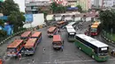 Sejumlah penumpang berjalan di Terminal Blok M, Jakarta, Selasa (1/11). Berdasarkan data Organda DKI Jakarta, hampir 90% dari total sekitar 6.000 angkutan umum bus sedang sudah tidak layak jalan. (Liputan6.com/Immanuel Antonius)