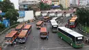 Sejumlah penumpang berjalan di Terminal Blok M, Jakarta, Selasa (1/11). Berdasarkan data Organda DKI Jakarta, hampir 90% dari total sekitar 6.000 angkutan umum bus sedang sudah tidak layak jalan. (Liputan6.com/Immanuel Antonius)