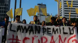 Dalam aksi unjuk rasa tersebut, para mahasiswa membentangkan spanduk bertuliskan Lawan Tirani dan Lawan Pemilu Curang. (Liputan6.com/Angga Yuniar)