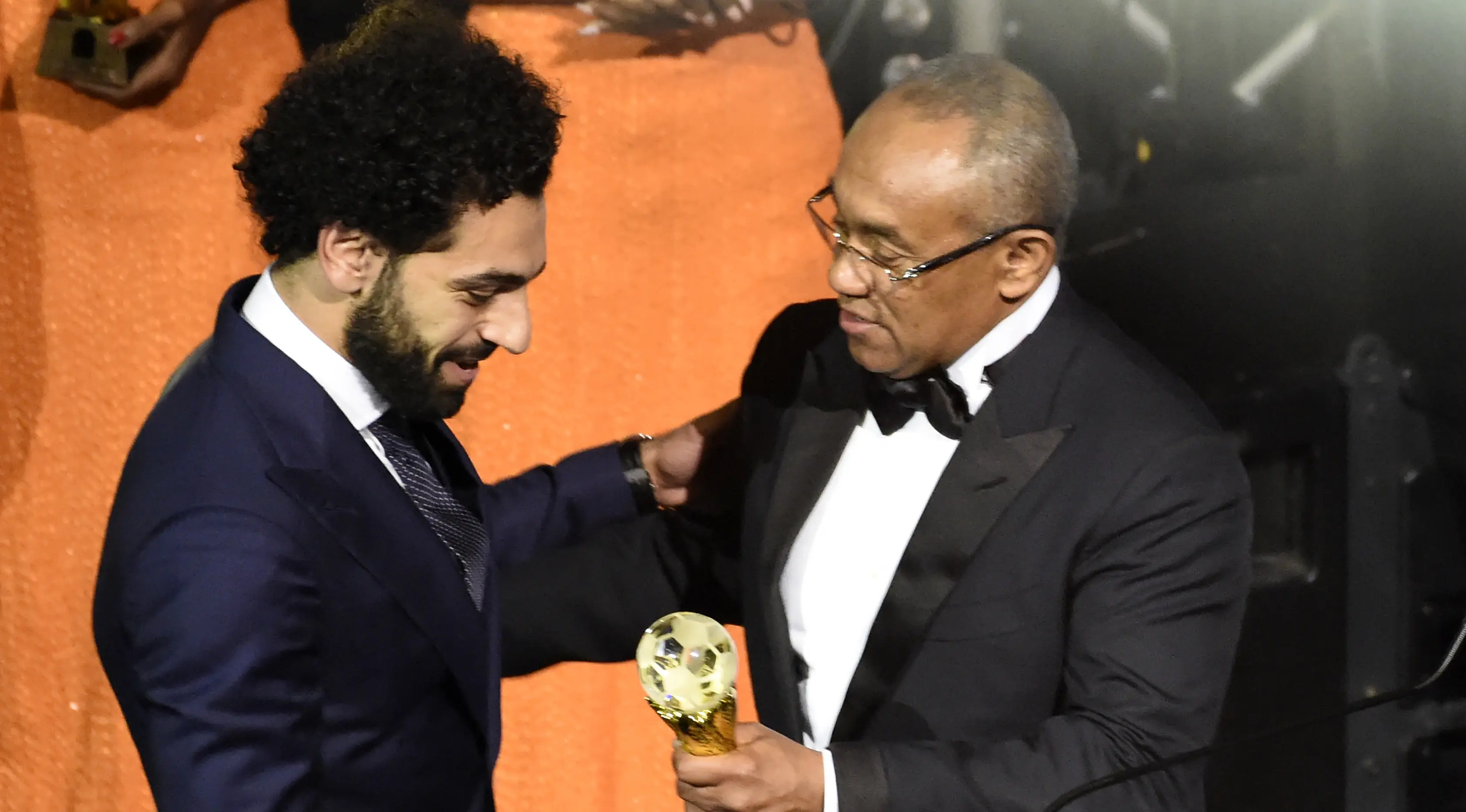 Presiden CAF Ahmad Ahmad memberi trofi Pemain Terbaik Afrika 2017 kepada Mohamed Salah pada acara penghargaan tahunan Konfederasi Sepak Bola Afrika (CAF) di Ghana, Kamis (4/1) (PIUS UTOMI EKPEI/AFP)