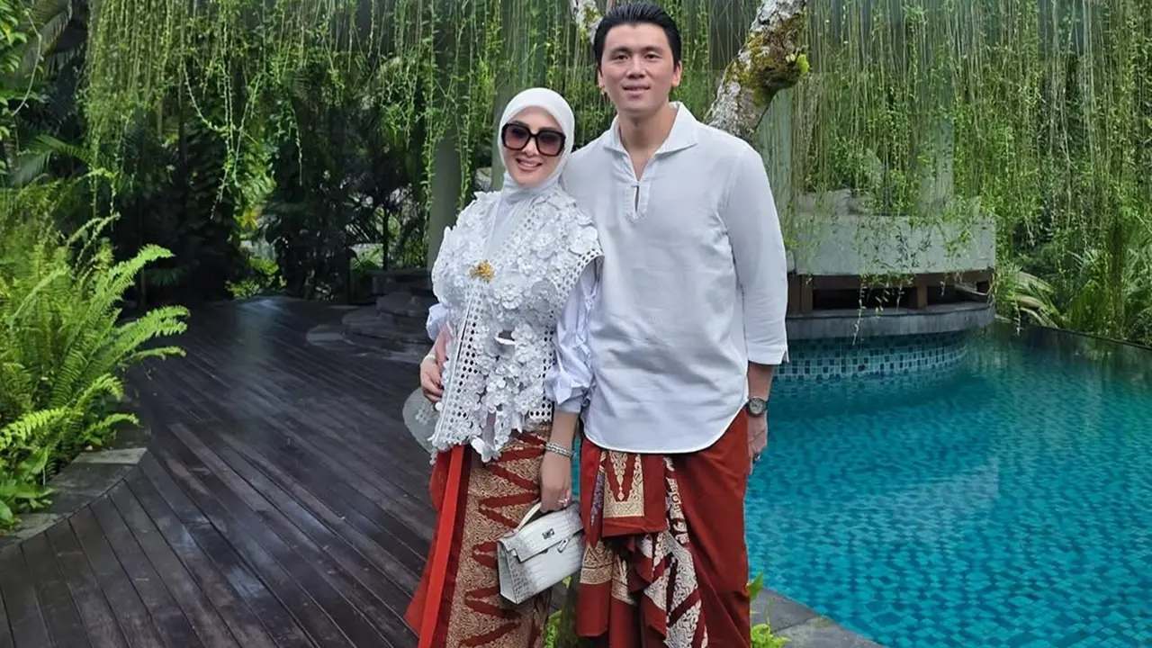 6 Gaya Syahrini Hadiri Acara di Bali, Anggun Pakai Blus dan Outer Renda Putih
