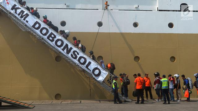 Suasana saat para penumpang menaiki KM KM Dobonsolo tujuan Semarang di Pelabuhan Tanjung Priok, Jakarta, Rabu (13/6). Kementerian Perhubungan memberi kuota penumpang pada mudik gratis ini sebanyak 11.938 pemudik. (Merdeka.com/Imam Buhori)