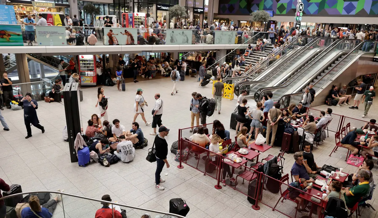 Menurut SNCF, serangan besar-besaran dalam skala besar menghantam jaringan TGV dan banyak rute yang harus dibatalkan. (Thibaud MORITZ/AFP)