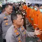 Wakil Kapolda Riau Brigjen Kasihan Rahmadi berbincang dengan oknum sipir Lapas terlibat narkoba dengan barang bukti 7 kilogram sabu. (Liputan6.com/M Syukur)