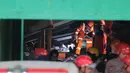 Tim gabungan memastikan bahwa pencarian dan evakuasi santri yang menjadi korban akan dilakukan hingga tuntas. (AP Photo/Trisnadi)