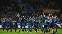 Para pemain Inter Milan merayakan kemenangan setelah memenangkan pertandingan sepak bola Seri A Italia melawan Fiorentina di Giuseppe Meazza, Selasa (11/2/2025) dini hari WIB. (Isabella BONOTTO / AFP)