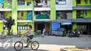Sejumlah kendaraan terparkir di Rusun Muara Kapuk, Jakarta, Jumat (22/4/2016). Sebanyak 10 unit rusun yang kedapatan terindikasi diperjualbelikan disegel oleh Petugas. (Liputan6.com/Yoppy Renato)