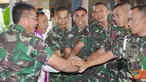 Citizen6, Cilandak: Komandan Korps Marinir Mayor Jendral TNI (Mar) M Alfan Baharudin memberikan uang pembinaan kepada masing-masing cabang olah raga dalam acara syukuran di  Lapangan Tembak Marinir Sukarno, Cilandak. (Pengirim: Marinir)