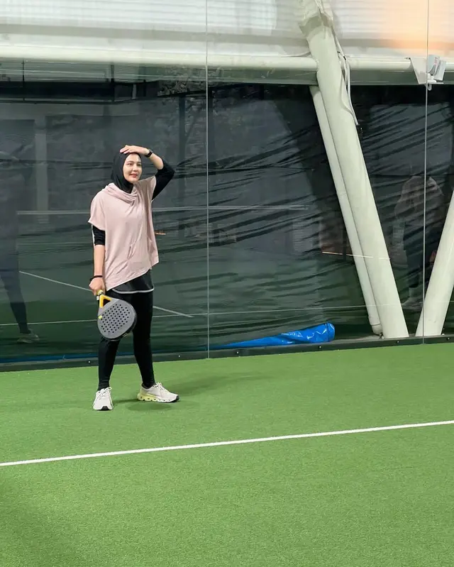 Memukau pakai hijab, begini 6 gaya cantik Juliana Moechtar istri TNI saat main padel