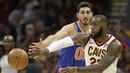 Pebasket Cleveland Cavaliers, LeBron James, menghindari tangan pebasket New York Knicks, Enes Kanter, pada laga NBA di Quicken Loans Arena, Cleveland, Minggu (29/10/2017).  Cleveland Cavaliers kalah 114-95 dari New York Knicks. (AP/Tony Dejak)
