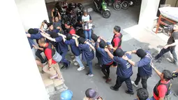 Sejumlah orang yang ditangkap saat penggerebekan PT. Atlantis Jaya di Ruko Kokan Permata Blok B 15-16 Kelapa Gading Rt15/RW 03 Kelapa Gading Barat, Jakarta, Senin (22/5). (Liputan6.com/Gempur M Surya)