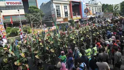 Peserta berkostum dedaunan mengikuti festival budaya Helaran 2018, Bogor, Jawa Barat, Minggu (12/8). Lima ribu peserta berpartisipasi dalam Helaran 2018. (Merdeka.com/Arie Basuki)
