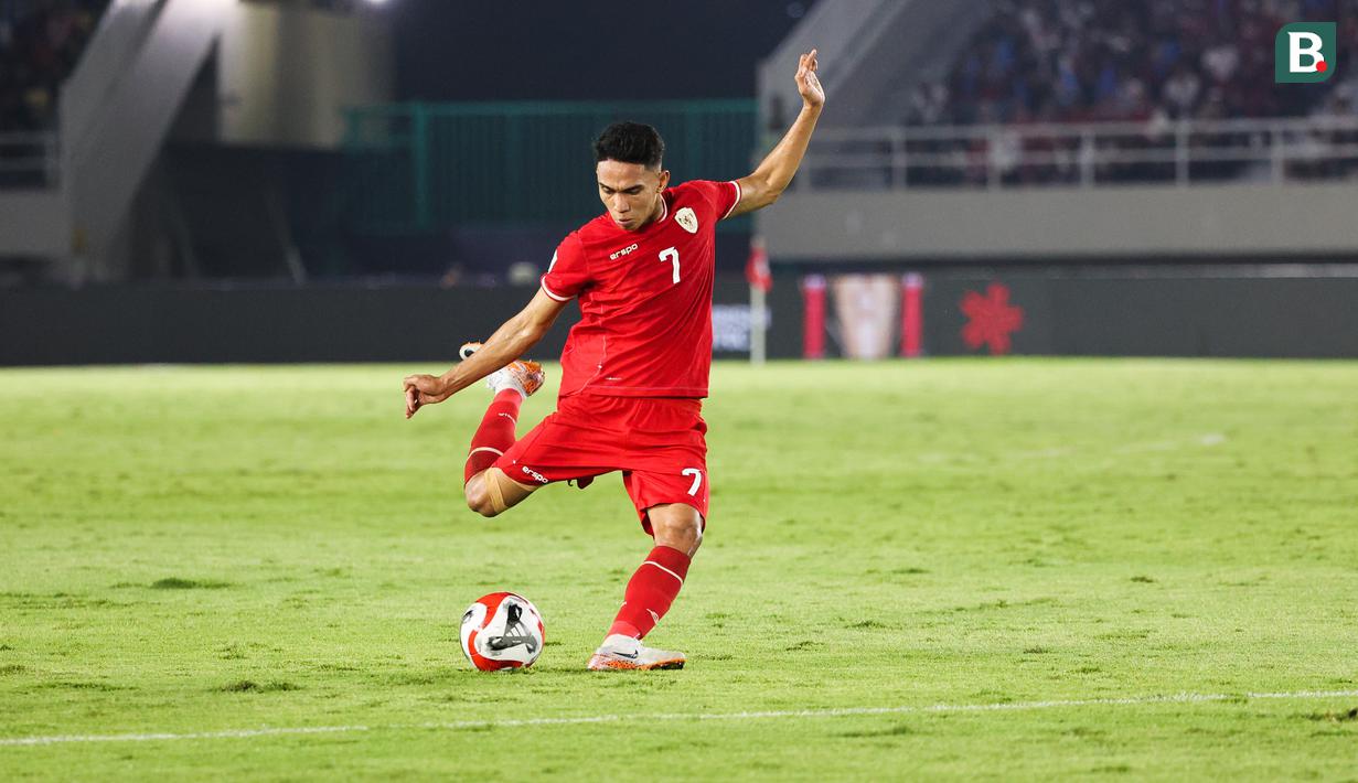 Pemain Timnas Indonesia, Marselino Ferdinan, berusaha melepaskan tendangan saat melawan Filipina dalam laga terakhir Grup B Piala AFF 2024 yang digelar di Stadion Manahan, Solo, Sabtu (21/12/2024). (Bola.com/Abdul Aziz)