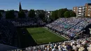 Petenis Argentina, Diego Schwartzman berusaha mengembalikan bola menuju petenis Inggris, Jack Draper saat putaran 8 pertandingan tenis tunggal putra pada hari keempat turnamen tenis Eastbourne International di Eastbourne, Inggris pada 22 Juni 2022. (AFP/Glyn Kirk)