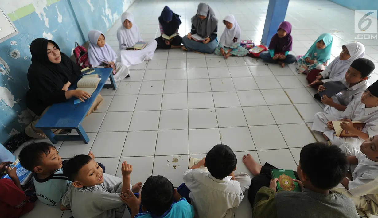 Guru mengajarkan anak-anak membaca Al-Quran di Kampung Quran Alkholidin Cinere,  Depok, Senin (13/5/2019). Momentum bulan Ramadhan 1440 H dimanfaatkan anak-anak membaca dan menghapal Quran untuk menambah amalan ibadah puasa sekaligus meningkatkan kemampuan membaca Quran. (merdeka.com/Arie Basuki)