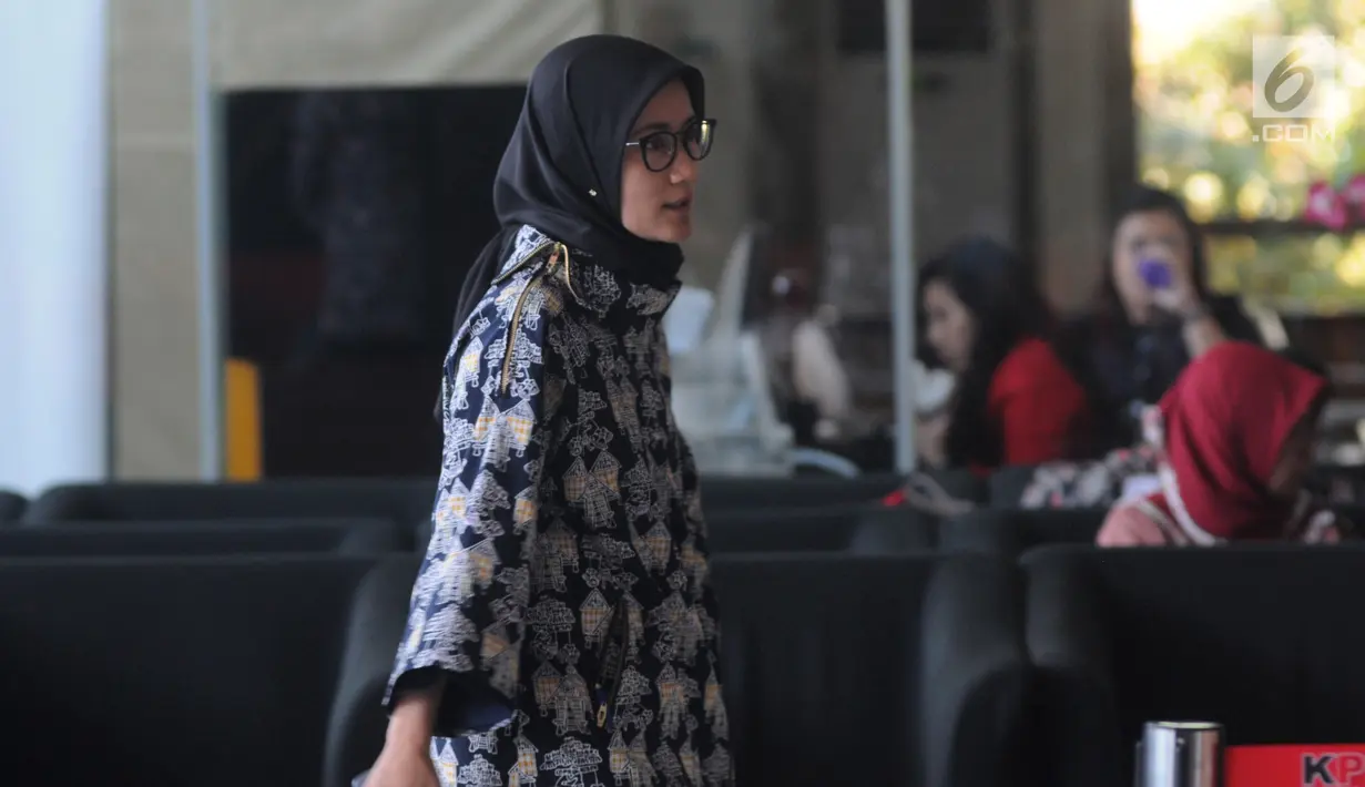 Bupati Lebak Iti Octavia Jayabaya saat mendatangi Gedung KPK di Jakarta, Kamis (15/11). Konsultasi pencegahan yang dilakukan Iti karena maraknya kepala daerah yang terjaring operasi tangkap tangan (OTT). (Merdeka.com/Dwi Narwoko)