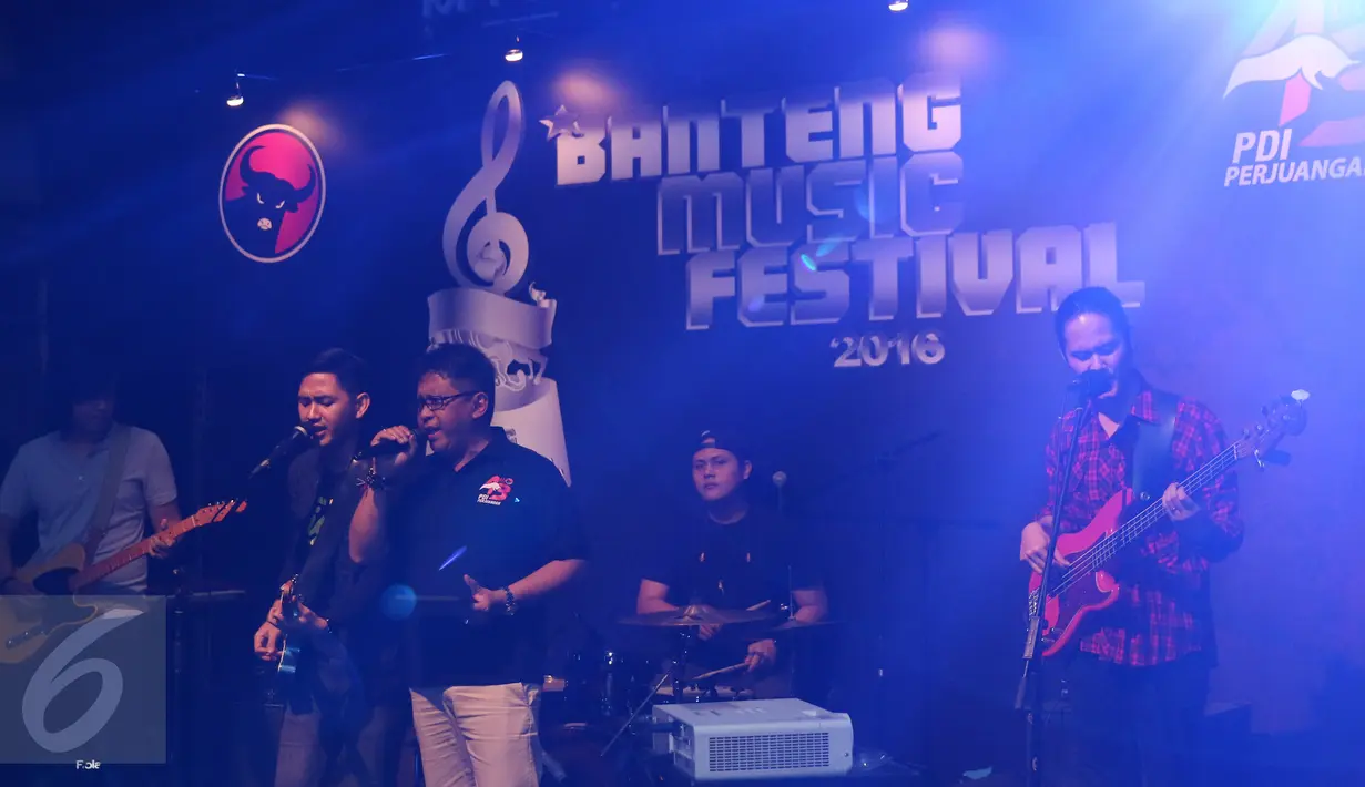 Sekjen PDIP, Hasto Kristiyanto membawakan lagu saat jumpa pers di kawasan SCBD, Jakarta, Senin (14/3/2016). PDIP diusianya yang ke-43 akan menggelar event musik berskala nasional dengan nama "Banteng Music Festival 2016". (Liputan6.com/Herman Zakharia)