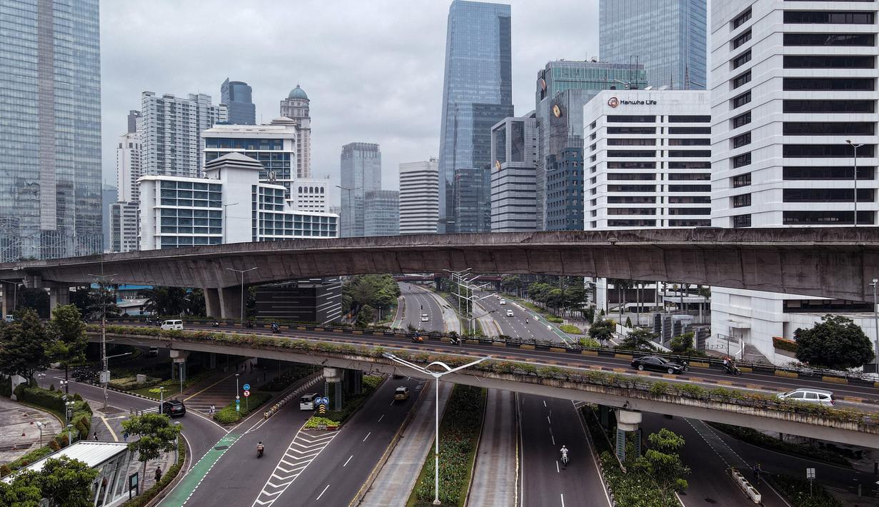 <p>Foto udara memperlihatkan jalanan yang biasanya ramai di Jakarta pada 1 Mei 2022, setelah masyarakat kembali ke kampung halaman untuk merayakan Idul Fitri yang menandai berakhirnya bulan suci Ramadhan. (AFP/Bay Ismoyo)</p>