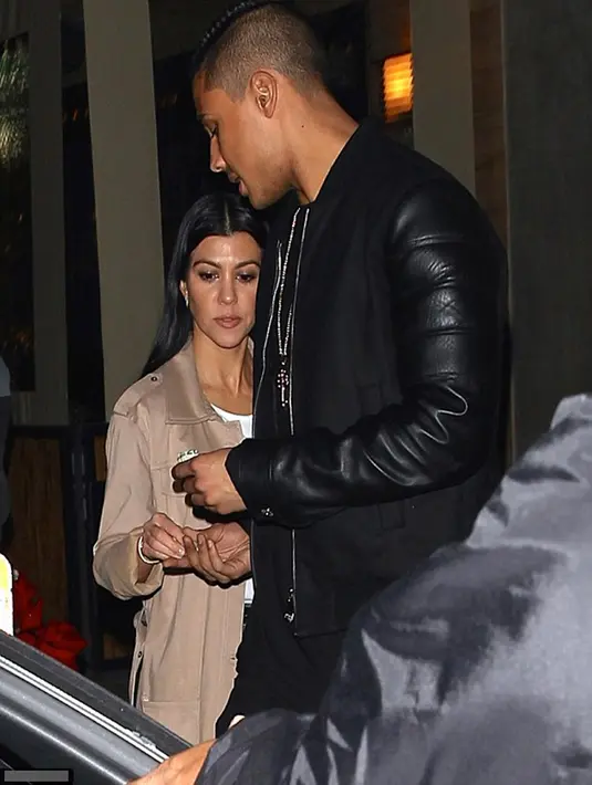 Sejak keluar dari dalam bar yang terletak di Los Angeles, Quincy dan Kourtney terlihat sangat akrab. (dailymail/Bintang.com)