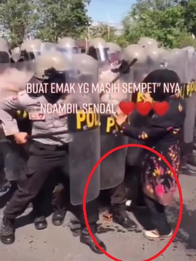 emak-emak ambil sandal di tengah barikade polisi