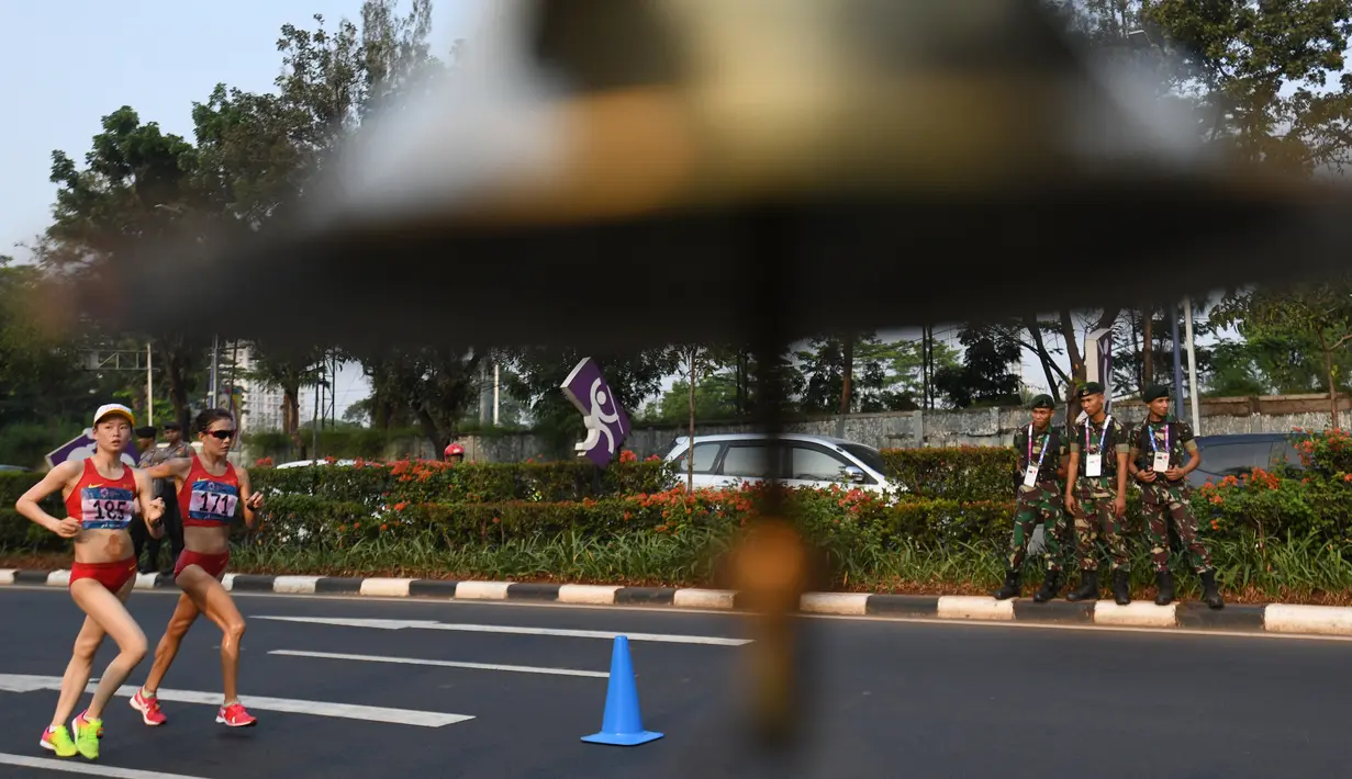Atlet China Yang Jiayu (kiri) dan Qieyang Shijie melaju saat perlombaan nomor Jalan Cepat Putri 20km Asian Games ke-18 Tahun 2018 di Stadion Utama Gelora Bung Karno Senayan, Jakarta, Rabu (29/8). (ANTARA FOTO/INASGOC/Andika Wahyu)