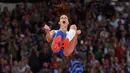 Pelari Yunani, Ekateríni Stefanídi melakukan selebrasi setelah merebut medali emas  cabang lompat galah putri pada gelaran Kejuaraan Dunia Atletik 2017 yang berlangsung di London, Inggris, 6 Agustus 2017. (Andrej ISAKOVIC / AFP)