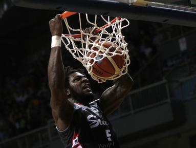 Pebasket Stapac, Savon Goodman, memasukan bola saat melawan Satria Muda pada laga final IBL 2019 di Britama Arena, Jakarta, Kamis (21/3). SM kalah 68-79 dari Stapac. (Bola.com/Yoppy Renato)