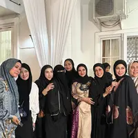 Pipik Dian Irawati atau kerap disebut Umi Pipik baru saja merayakan ulang tahun ke-46. Perayaan digelar dikediamannya berlangsung meriah dihadiri banyak teman selebriti hingga crazy rich. Berikut potretnya. [Instagram/natalie_sarahs]