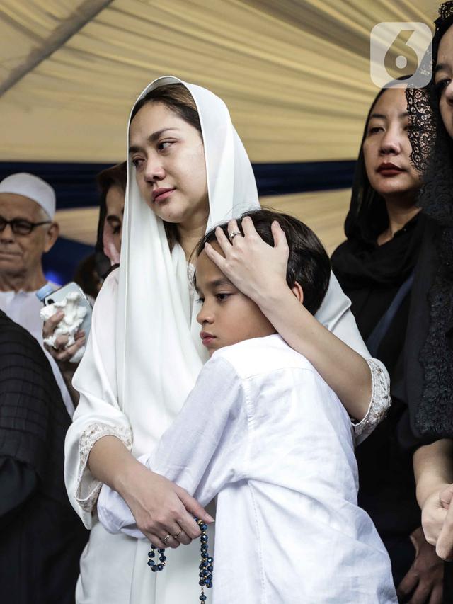 Duka Bunga Citra Lestari di Pusara Ashraf Sinclair