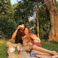 Beby Tsabina beberapa kali mengunggah foto kedekatannya dengan seorang pria yang mencuri perhatian netter. (Instagram @teukuathaa)