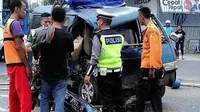 Mobil Suzuki Carry sarat pemudik mendadak menabrak pembatas jalan dan menyeruduk truk pengangkut elpiji di jalur pantura, Losari, Brebes Jateng. (Liputan6.com/Fajar Eko Nugroho)