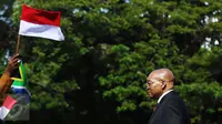 Presiden Republik Afrika Selatan Jacob Zuma berjalan menuju gedung Istana Merdeka Jakarta, Rabu (8/3). Kunjungan kenegaraan tersebut untuk menjalin kerjasama antara kedua Negara Indonesia dan Afrika Selatan. (Liputan6.com/Angga Yuniar)